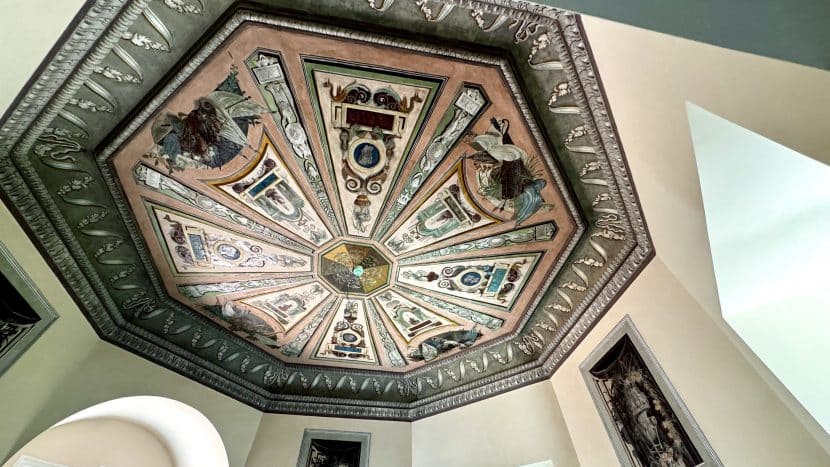 Museo Palacio de El Capricho en Madrid-recuperación de pinturas de techo-Foto original madrid4u