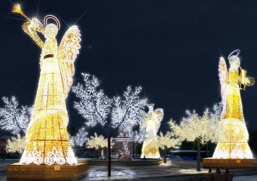 Luces de Navidad en Madrid-Ángeles luminosos en Plaza de Carlos V